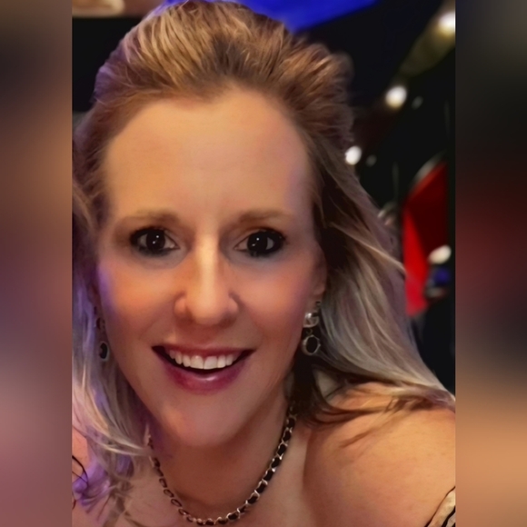 Meet your Posher, DEALDIVA_D! Dana 😉 - Picture 1 of 10